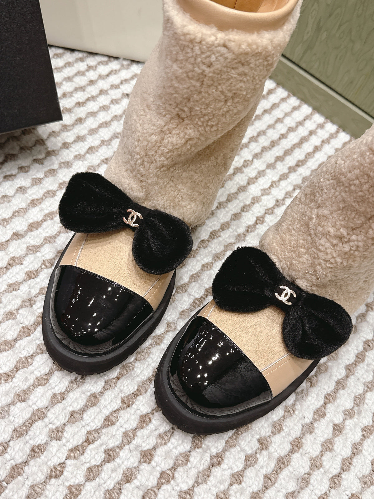 CHANEL 25S ANKLE BOOTS IN BEIGE SHEARLING LAMBSKIN AND BLACK PATENT CALFSKIN