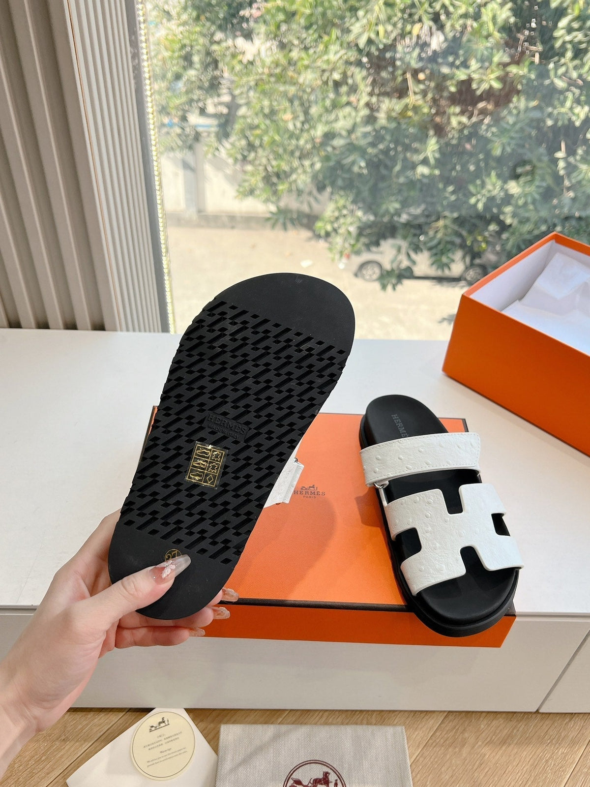 HERMES CHYPRE SANDAL IN WHITE GRAINED CALFSKIN